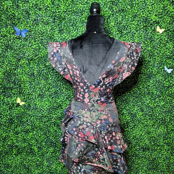 A beautiful Monique Lhuilli Vneck cocktail dress. - Picture 3 of 5